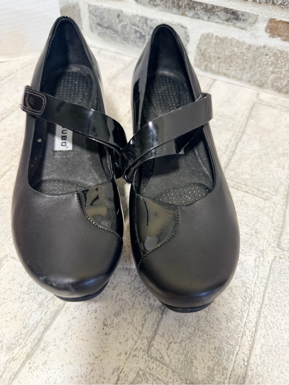 Tsubo Black Patent-Trim Mary Jane wedge shoes 6.5